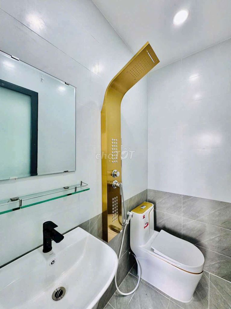 Three bedrooms. Three toilets.