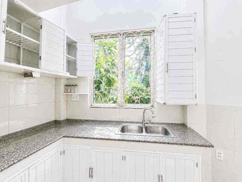 - Three bedrooms, four toilets - the corner of the F26.