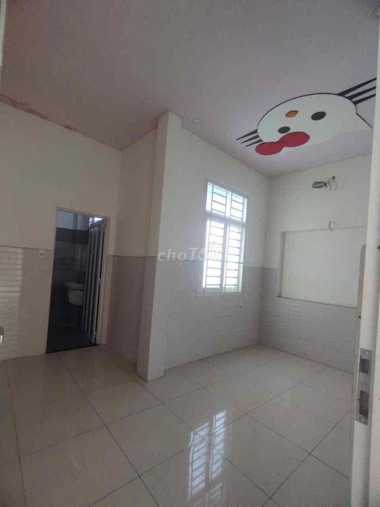 - State college. - 8 Linh Xuân.2th floor. 3 toilets.