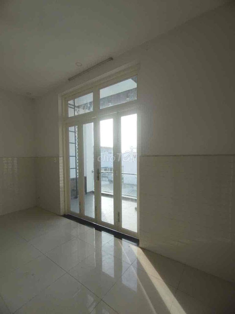 - State college. - 8 Linh Xuân.2th floor. 3 toilets.
