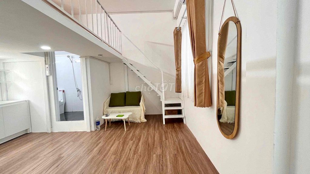 Rent a large room full of furniture in the heart of the 10th.