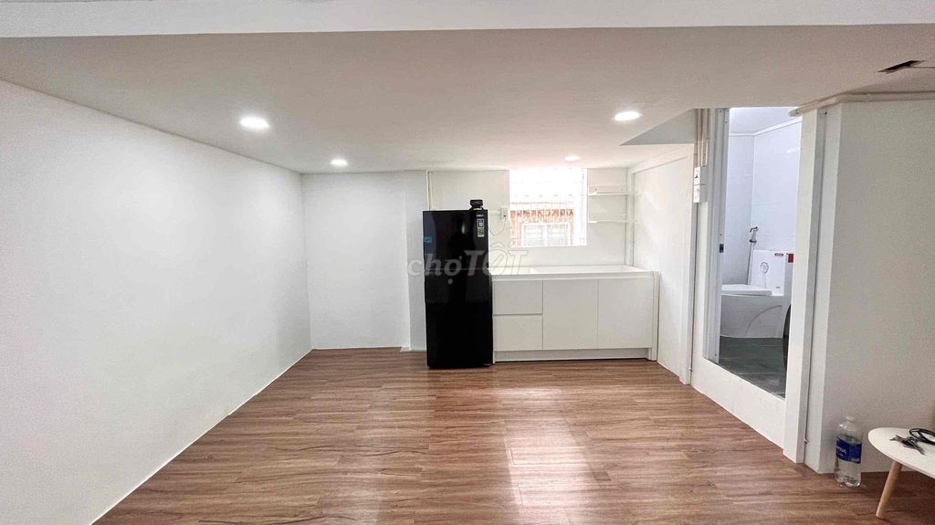 Rent a large room full of furniture in the heart of the 10th.