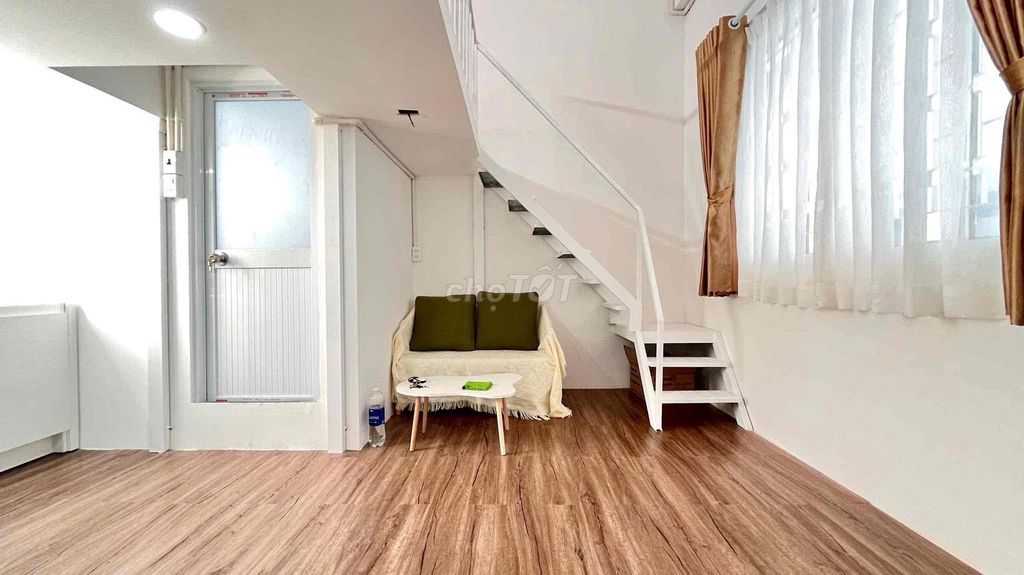 Rent a large room full of furniture in the heart of the 10th.