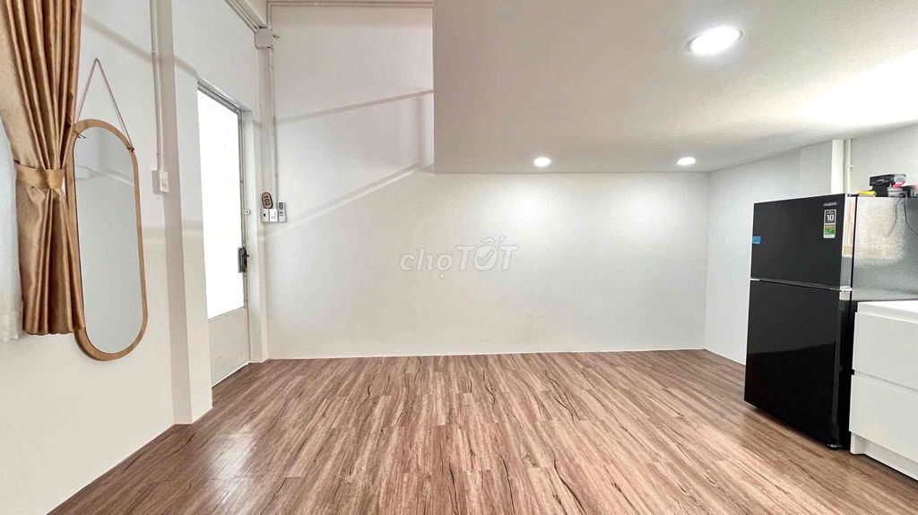 Rent a large room full of furniture in the heart of the 10th.