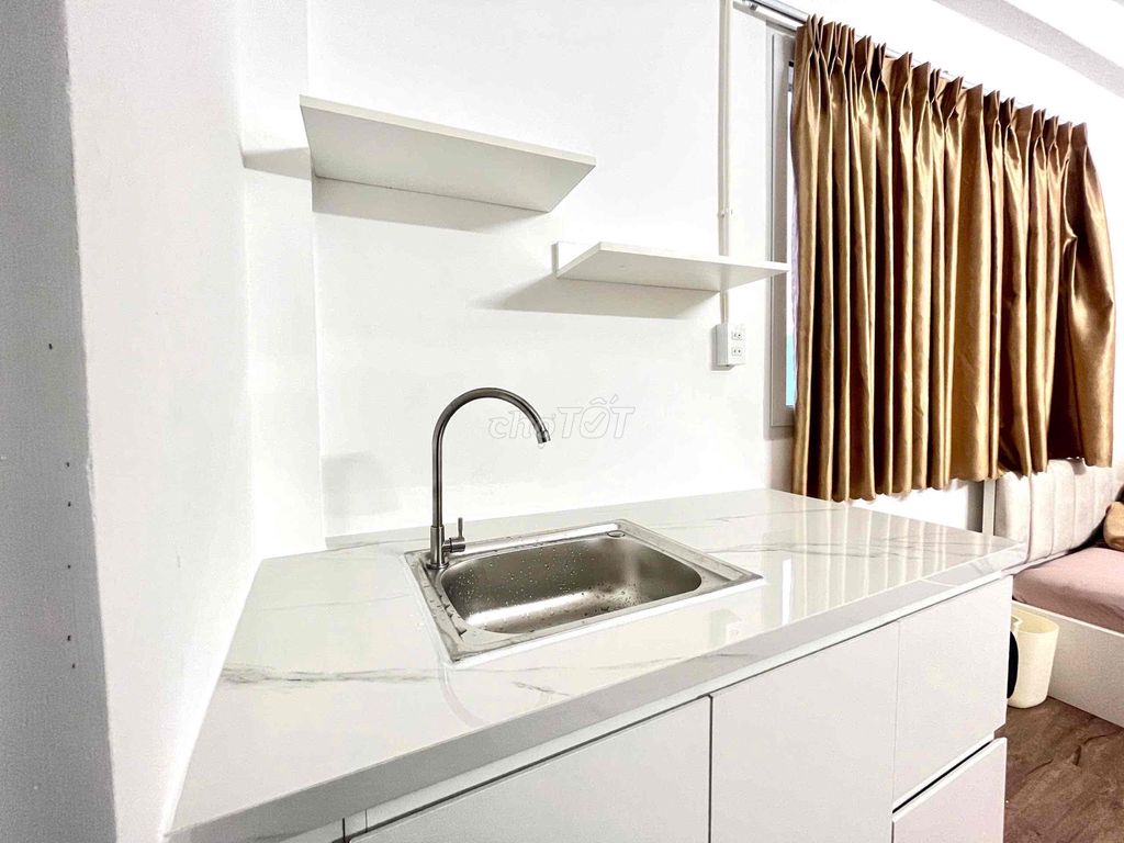Rent a large room full of furniture in the heart of the 10th.