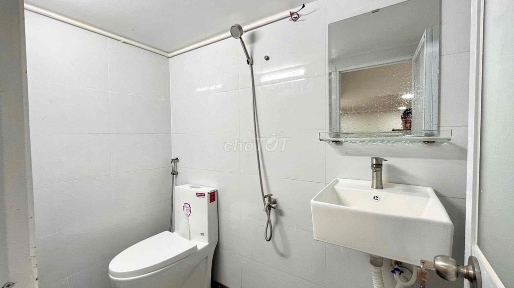 Rent a large room full of furniture in the heart of the 10th.