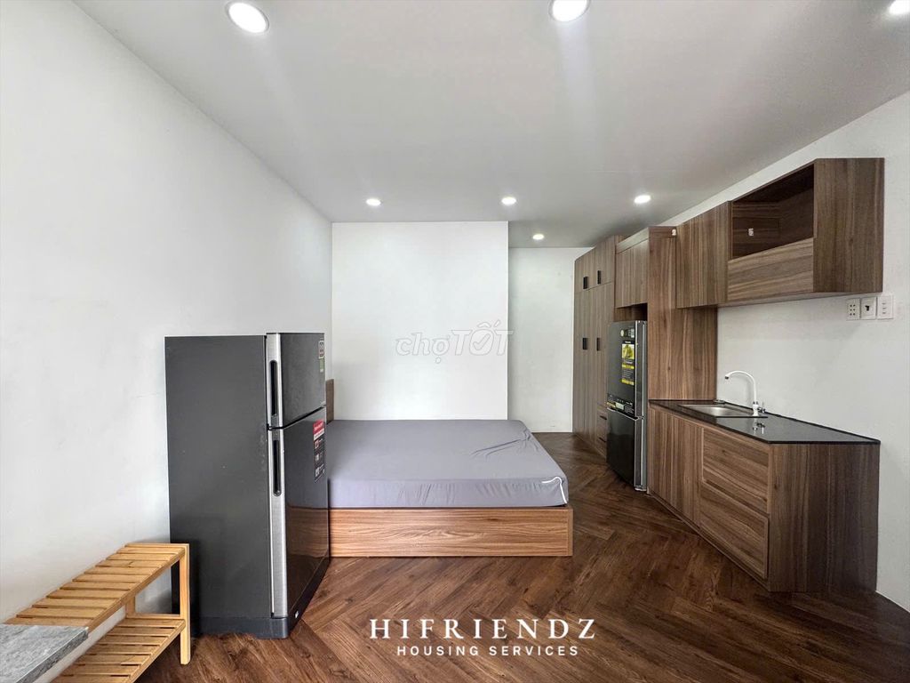Big window studio right in the heart of District 5 near the medical university.