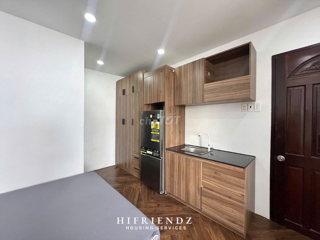 Big window studio right in the heart of District 5 near the medical university.