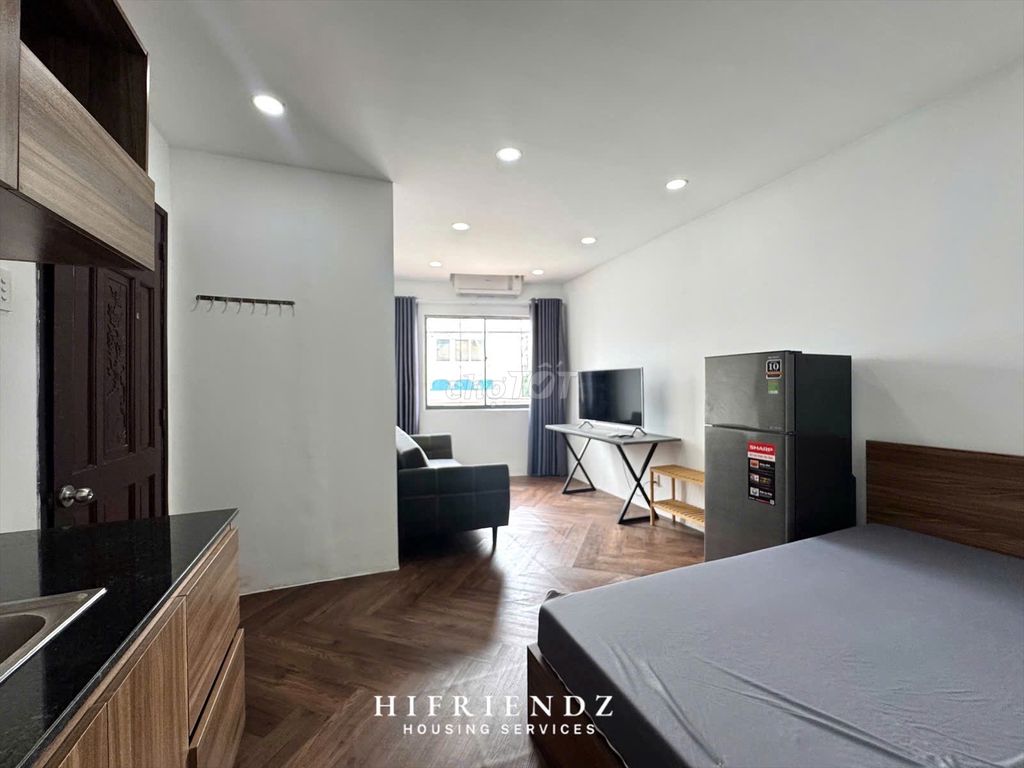 Big window studio right in the heart of District 5 near the medical university.