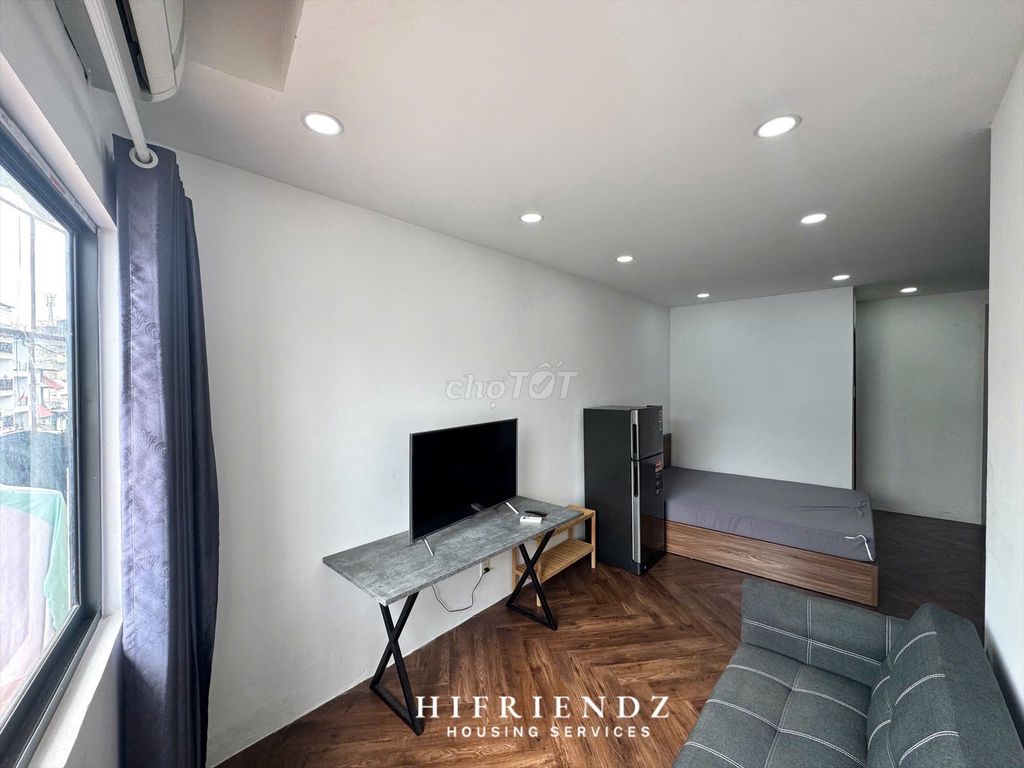 Big window studio right in the heart of District 5 near the medical university.