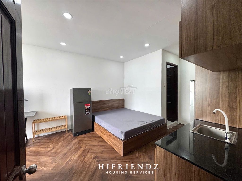 Big window studio right in the heart of District 5 near the medical university.