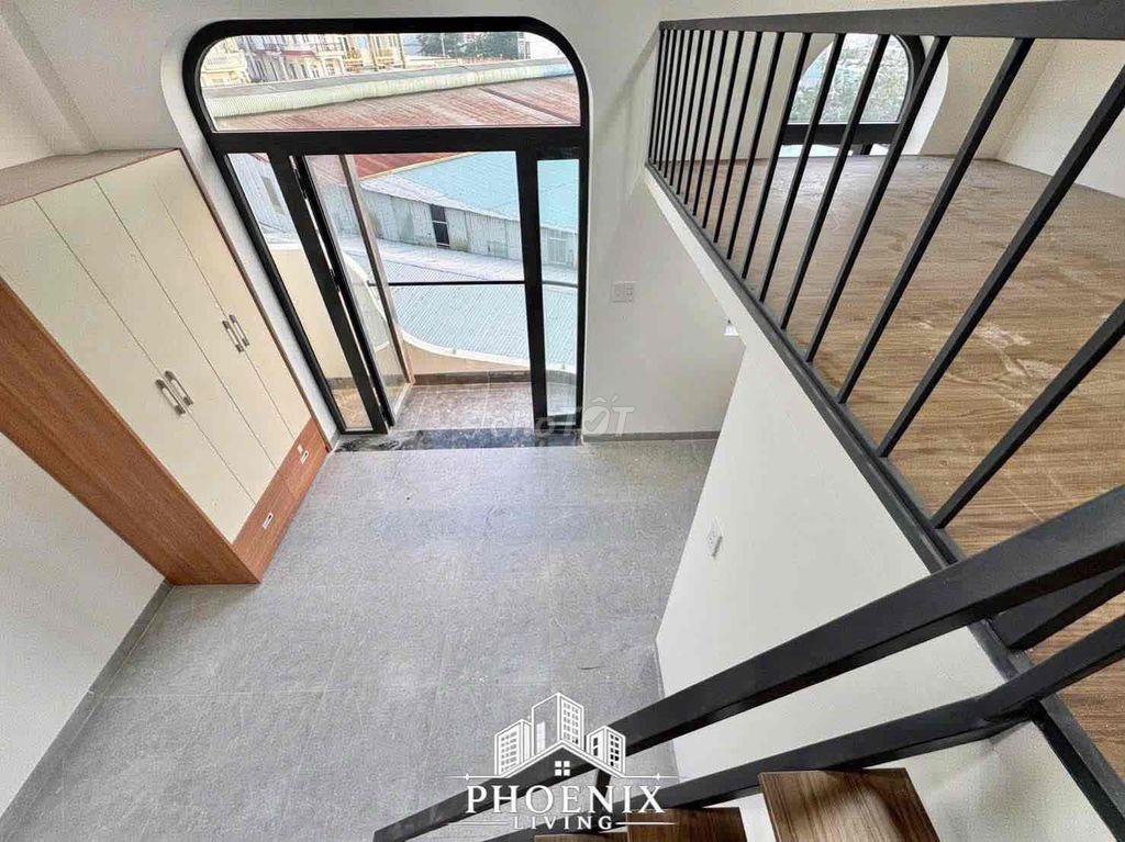 The balconies are at an instant of peace near the metro