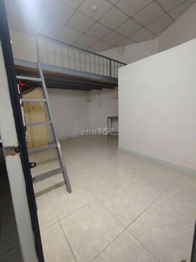 There's air conditioning, 500 meters from the Yangtze, 6 to 6 miles from the University of Opening District.
