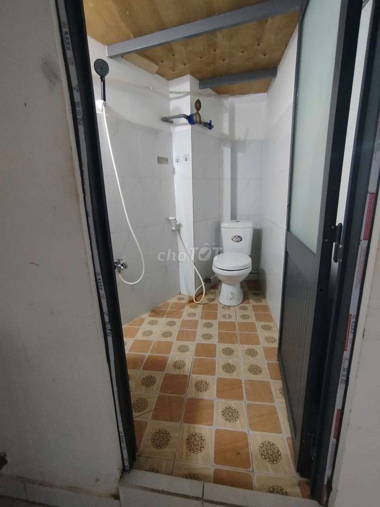 There's air conditioning, 500 meters from the Yangtze, 6 to 6 miles from the University of Opening District.