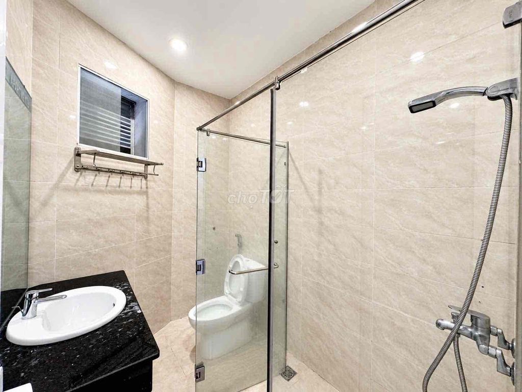 The elevator apartment, private laundry, no electric charge.