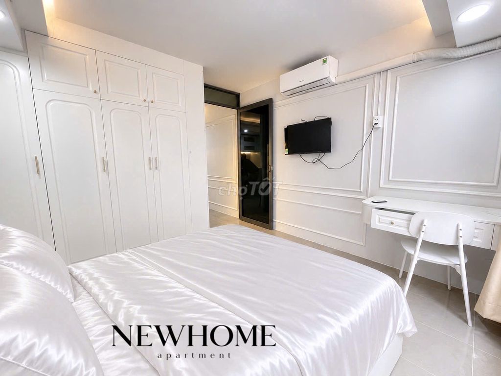 The one-room suite is right in the market. She's got it posted over the green line.