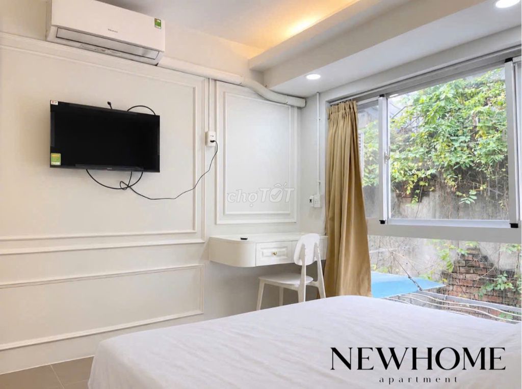 The one-room suite is right in the market. She's got it posted over the green line.