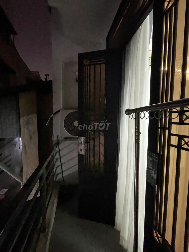 Rent a room with a cool window balcony