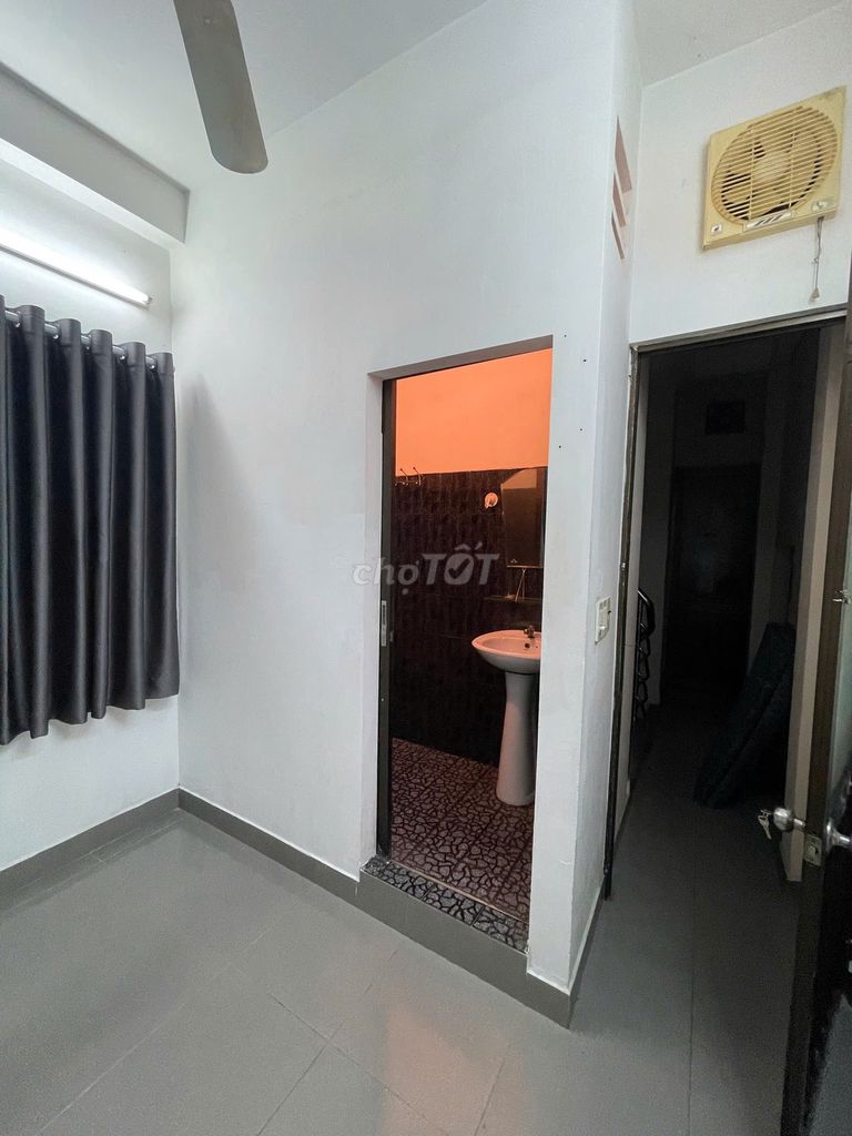 Rent a room with a cool window balcony