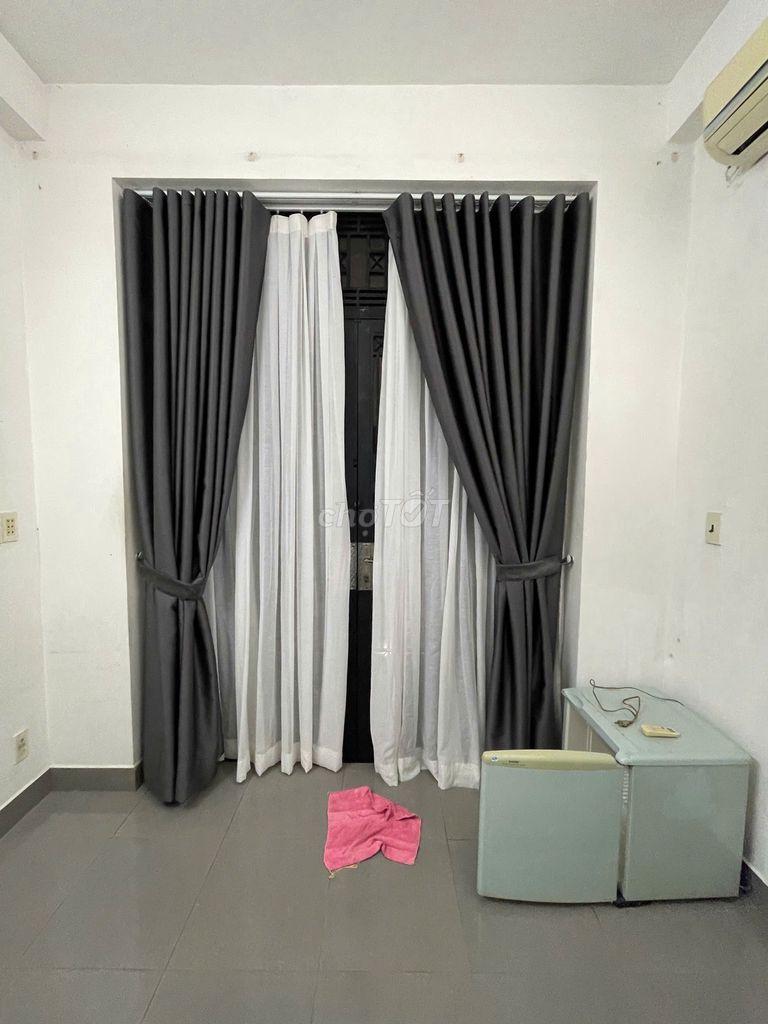 Rent a room with a cool window balcony