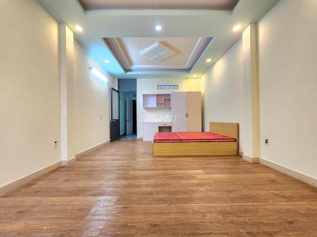 Large room 38 meters - 5.3 million - 2 front door after Hoàng Hoa Thám