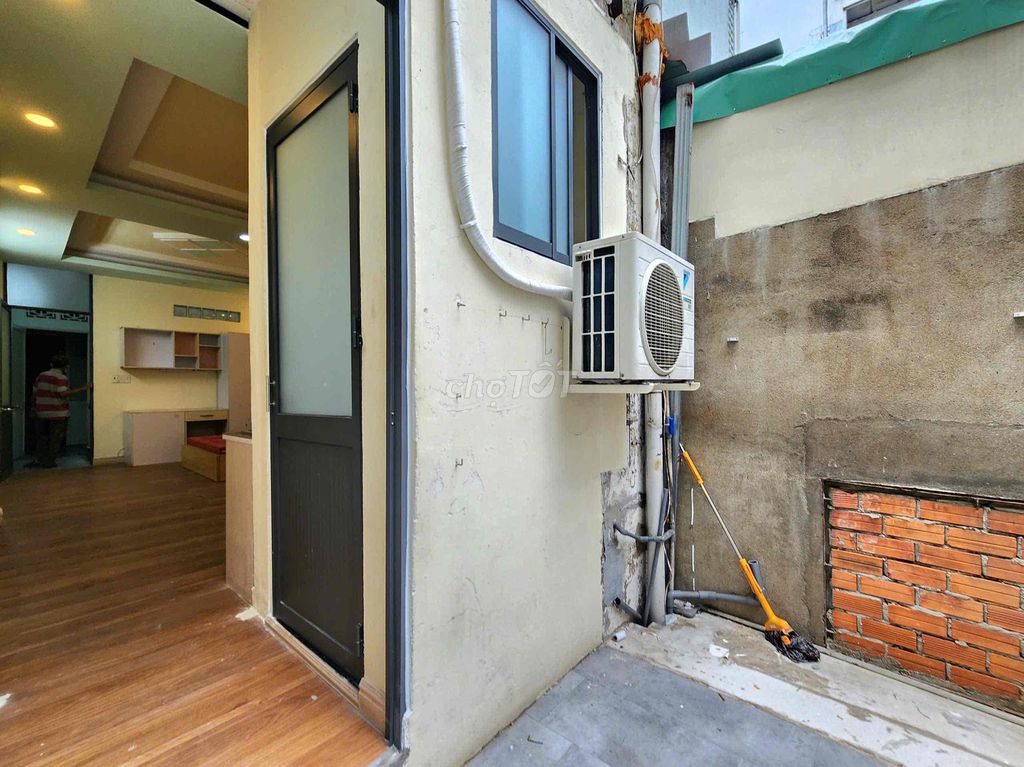 Large room 38 meters - 5.3 million - 2 front door after Hoàng Hoa Thám