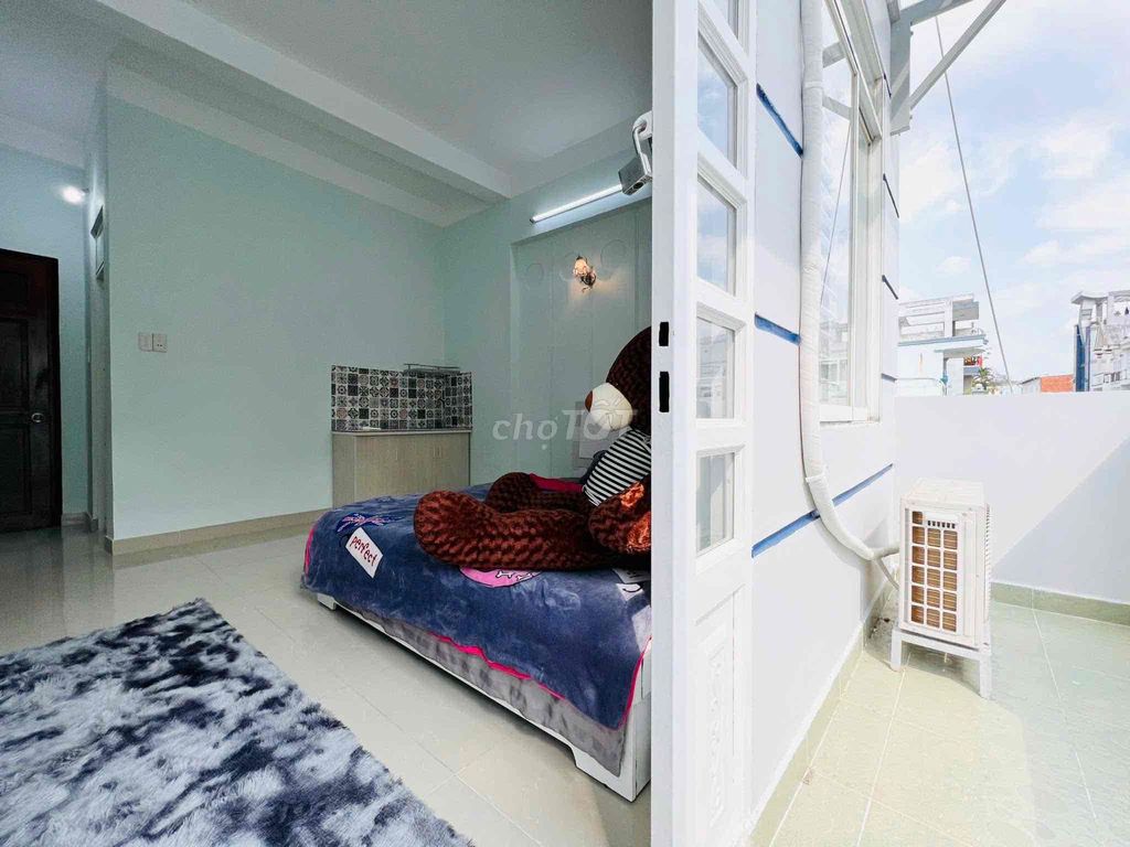 The skylight balcony studio is super open in the shower, District 11, dedicated literary college.
