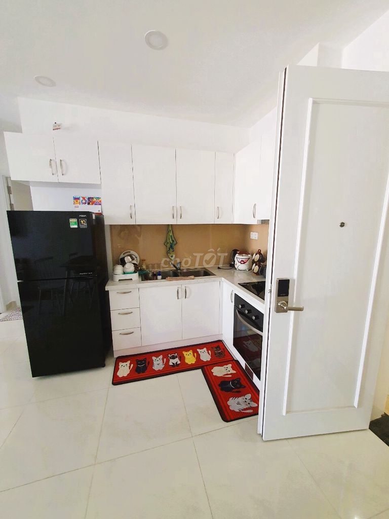 Saigon Mia needs to rent two bedrooms. A toilet. 14 million a month in a cool home.