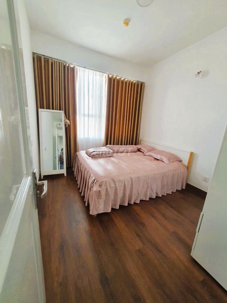 Saigon Mia needs to rent two bedrooms. A toilet. 14 million a month in a cool home.