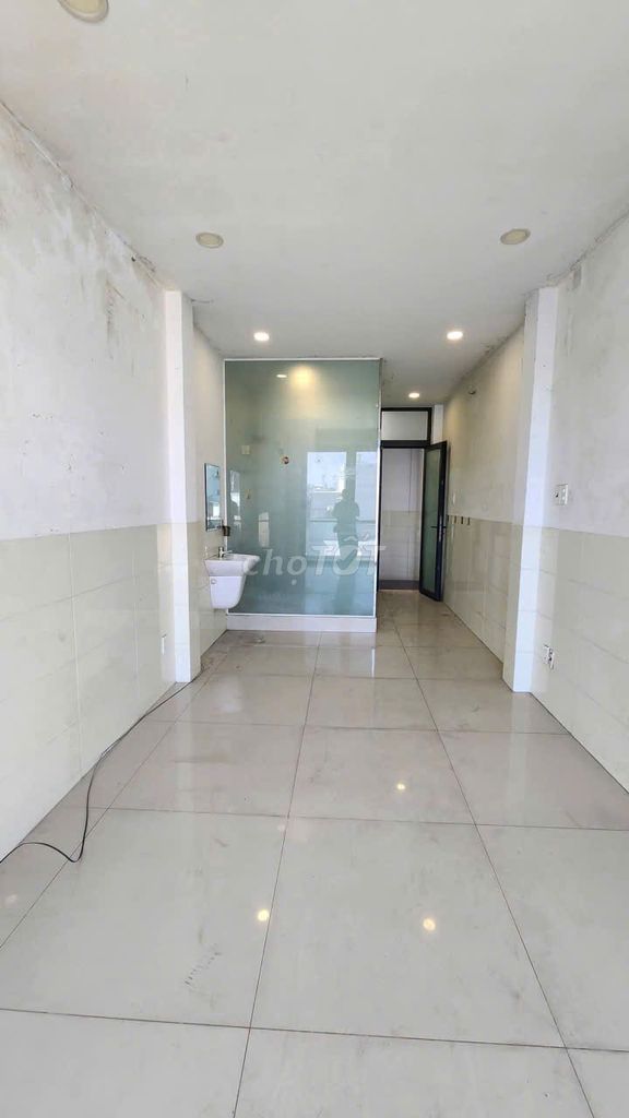 The mtkd Bà Hạt, 3 floors, 3 x 15, 3 bedrooms 4 toilets near the black market