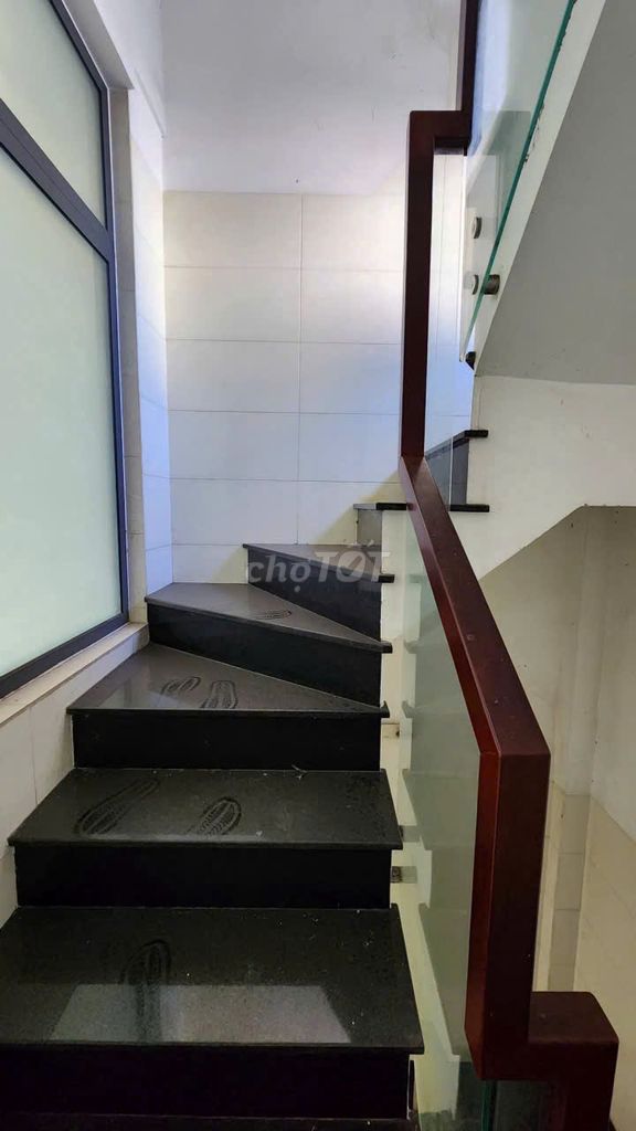 The mtkd Bà Hạt, 3 floors, 3 x 15, 3 bedrooms 4 toilets near the black market