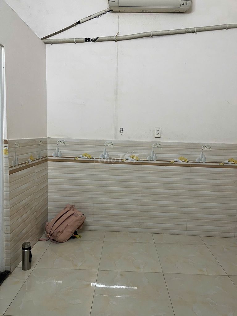 Cheap, clean, secure, nice by the market, Central Light Park.