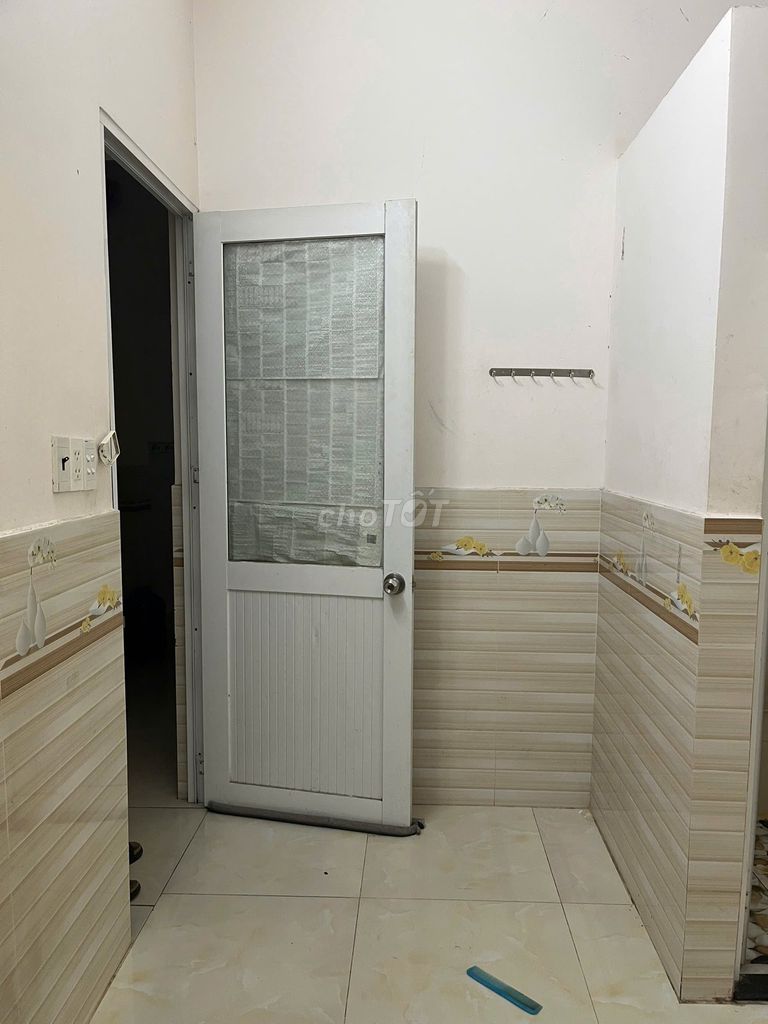 Cheap, clean, secure, nice by the market, Central Light Park.