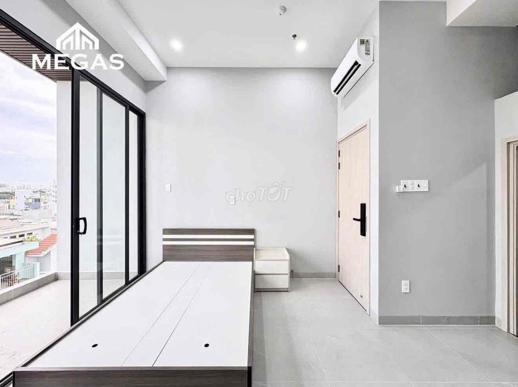 Renting a well - favored balcony studio