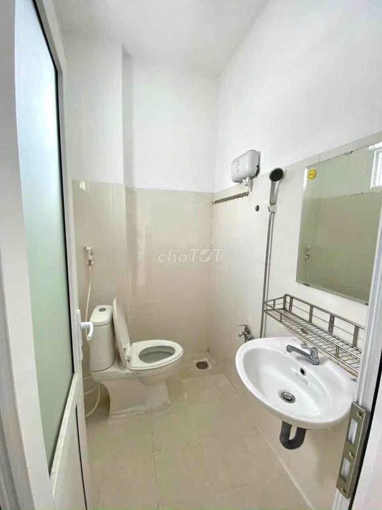 Rent a balcony studio, elevator-view landmark 81, county 1.