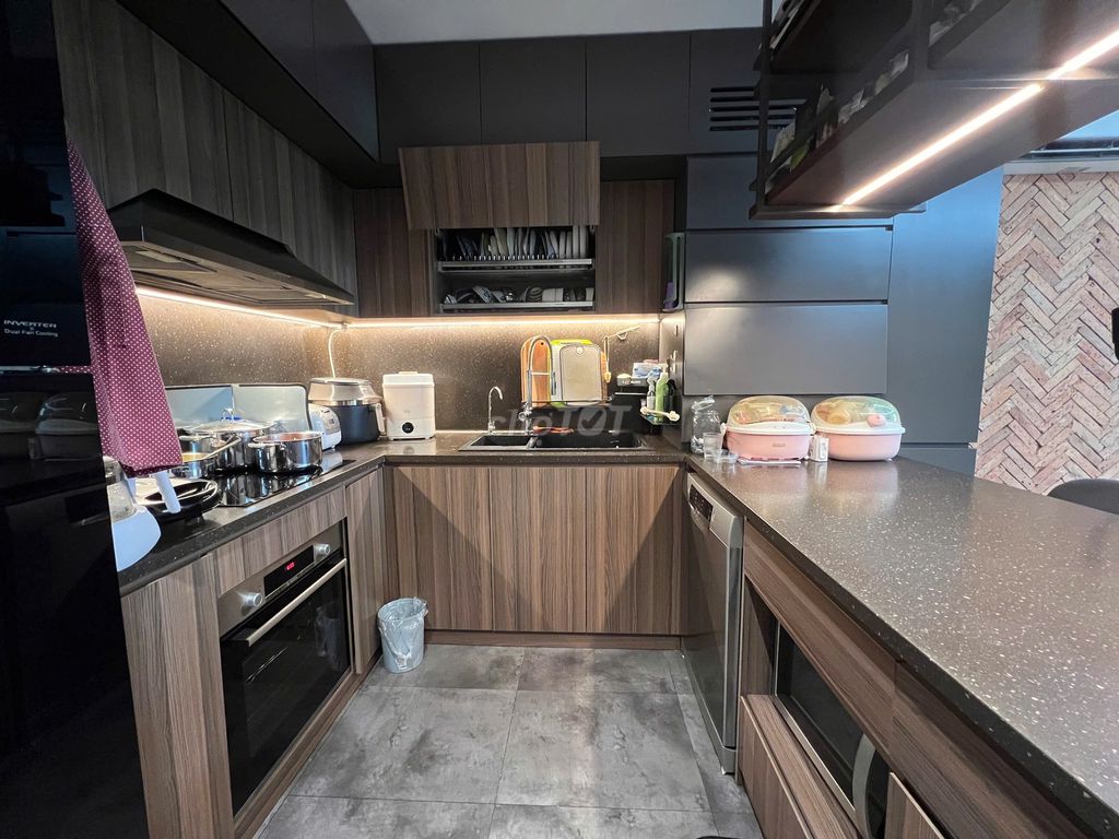 Just 17 million a month renting a two-room apartment-95 m2 Sài Gòn Airport Plaza.