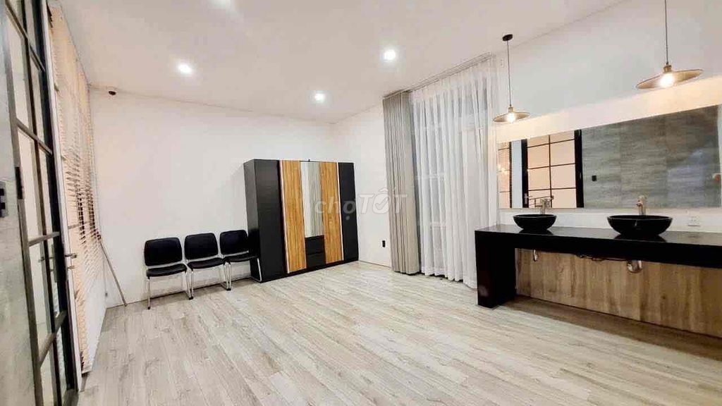 Rent the corner of the garden area 150 meters full of furniture for 27 million sacks.