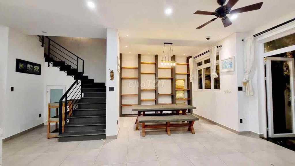 Rent the corner of the garden area 150 meters full of furniture for 27 million sacks.