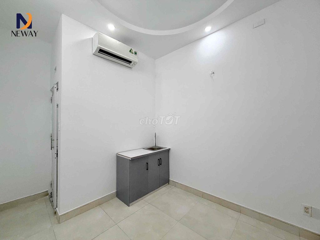 Rents a cheap mini studio at a corner.