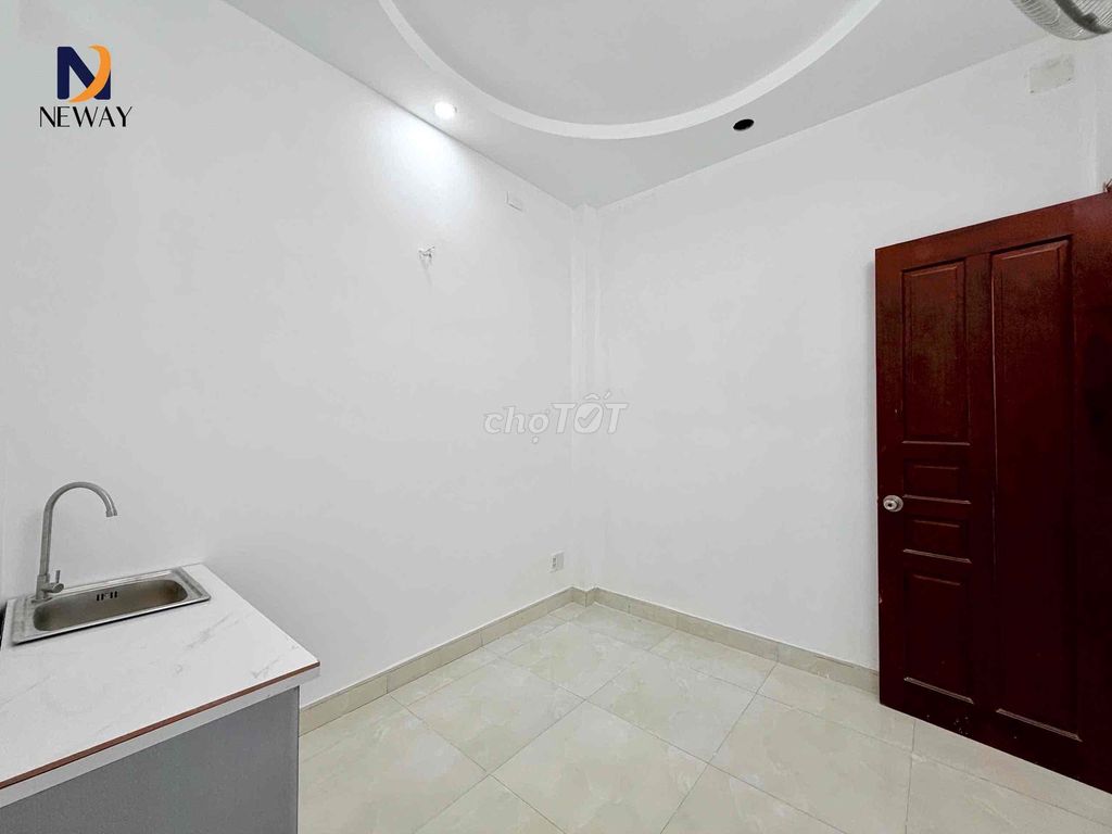 Rents a cheap mini studio at a corner.