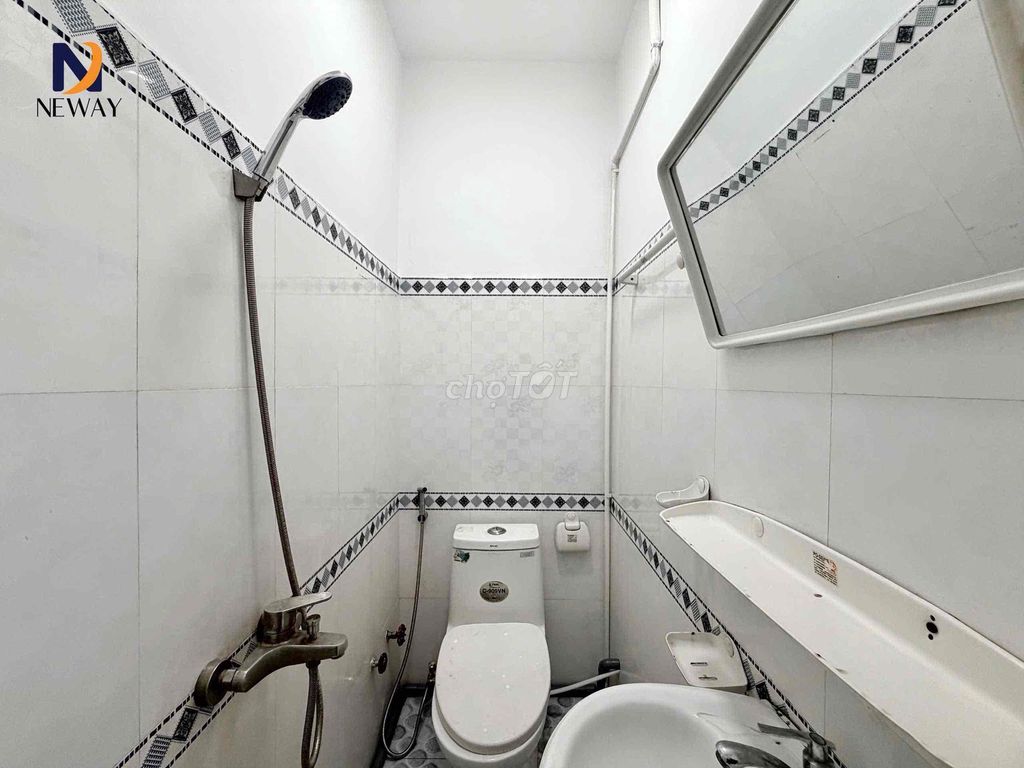 Rents a cheap mini studio at a corner.