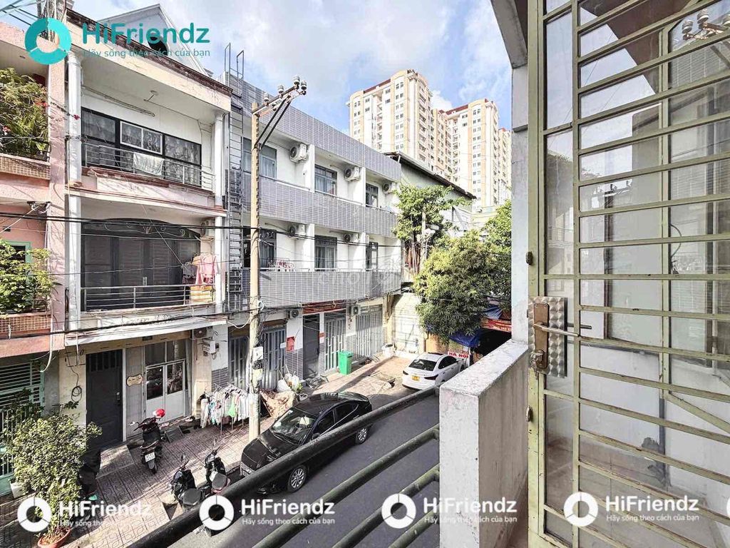 The House has its own air conditioning machine right near Sen's Queen near University vhu bordering District 11
