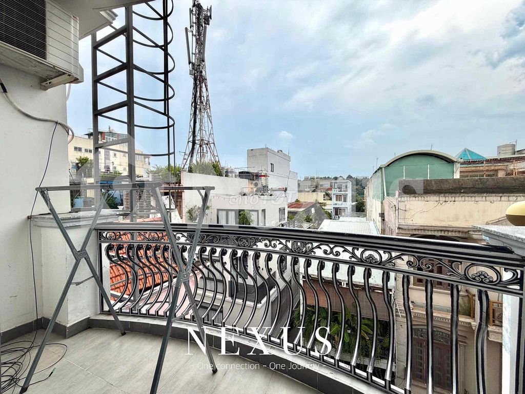 The balcony is 40 meters wide, the interior at the Phú Nhuận.