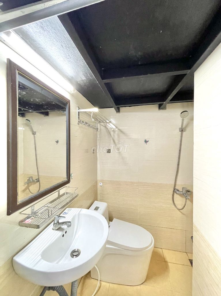 A nice low-priced room. Full interior on the Phan Xích Long food street.
