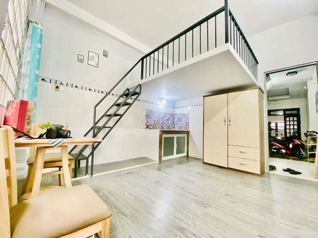 Room 2M, 5 km from the University of Bk, the balcony, the Super Market.