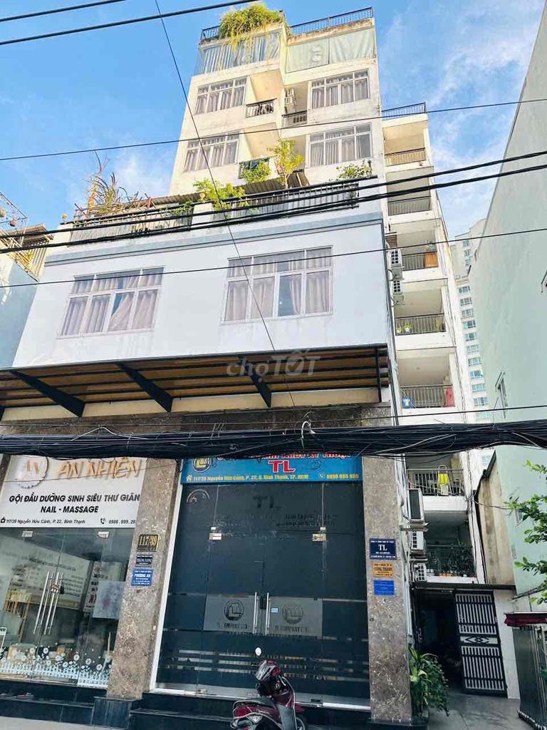 The window balcony is open to District 1 in Nguyễn Hữu Cảnh 0101 Full interior.