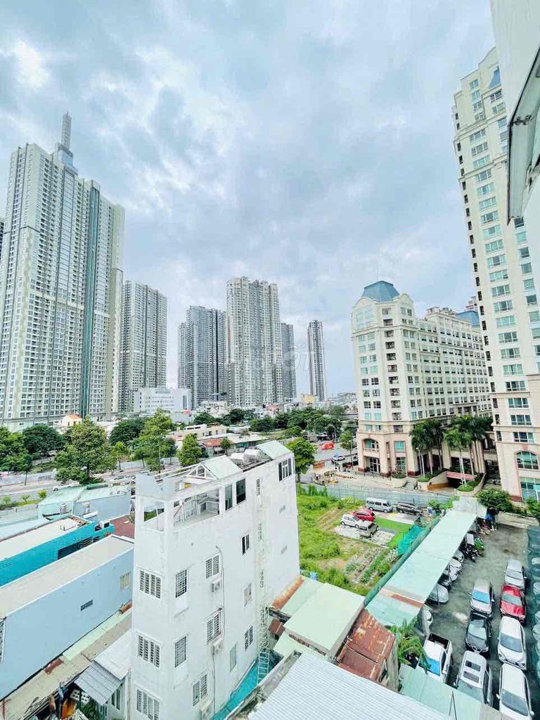 The window balcony is open to District 1 in Nguyễn Hữu Cảnh 0101 Full interior.