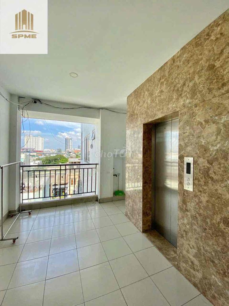 The window balcony is open to District 1 in Nguyễn Hữu Cảnh 0101 Full interior.