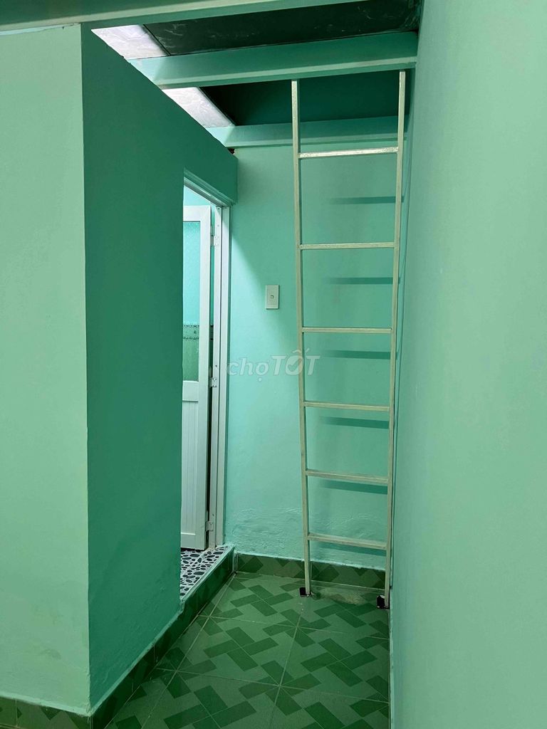 Rent the room right over to Điện Biên Phủ Bridge.