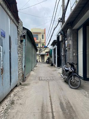 Rent an 80 Dương Quảng Hàm alley, area: 4 x1 7000 meters. It's close to the Ta Hai church.